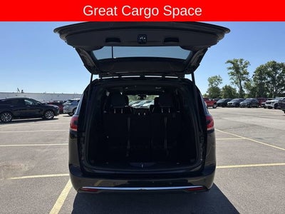 2025 Chrysler Pacifica Select