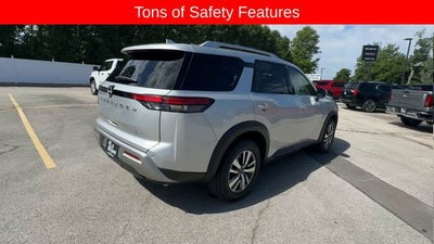 2025 Nissan Pathfinder SL