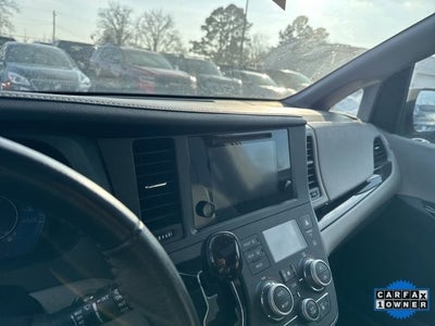 2017 Toyota Sienna XLE Auto Access Seat