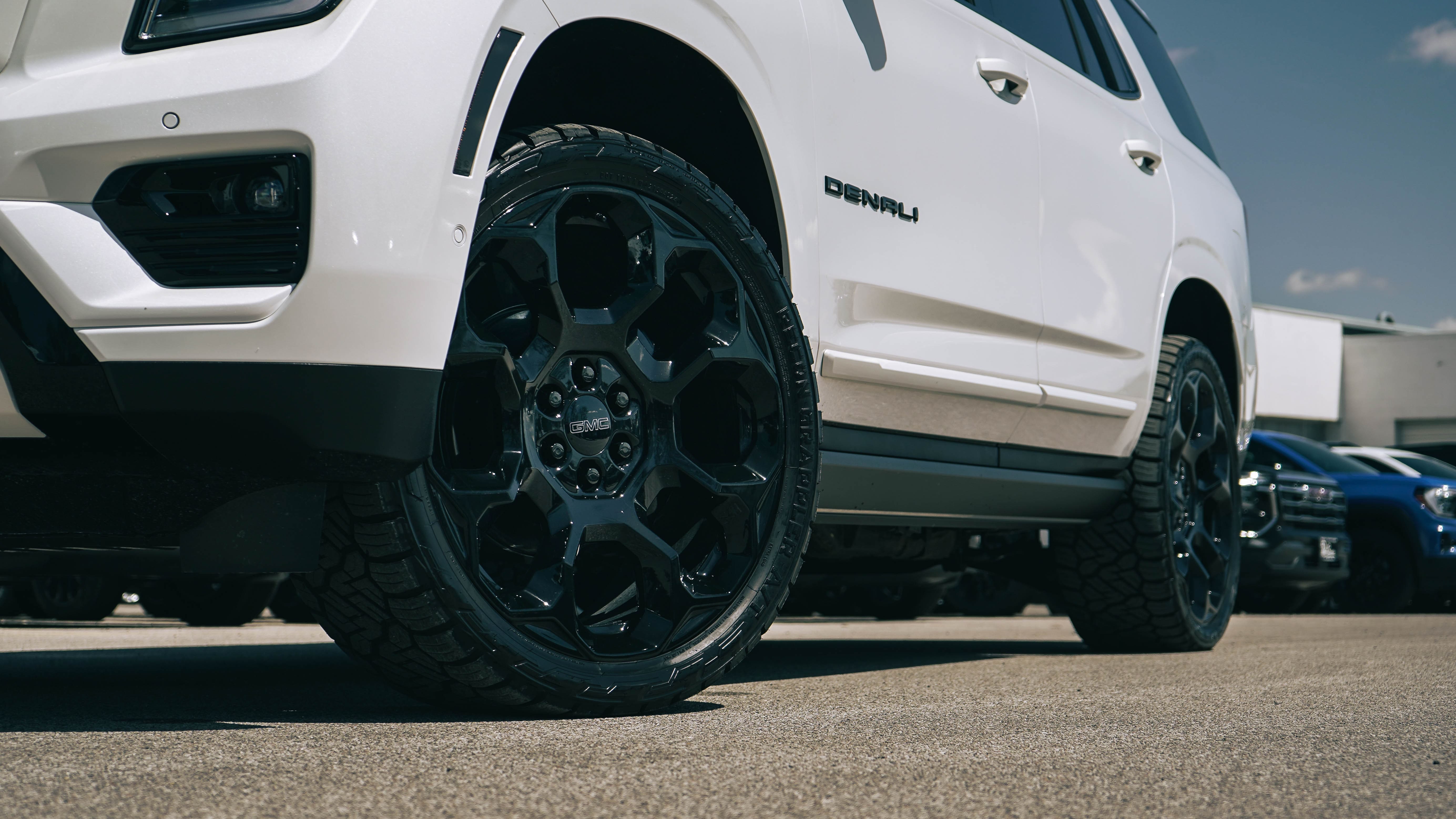 24-inch gloss black wheels on the 2025 GMC Yukon Denali in White Frost Tri-Coat